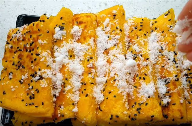 一碗大米,半個南瓜,不用一滴水,3分鐘一張大餅出鍋,香甜軟糯
