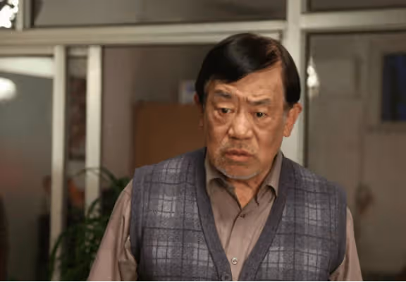 他是國家一級演員，拍戲賺的錢都上交妻子，退休後給子女買房