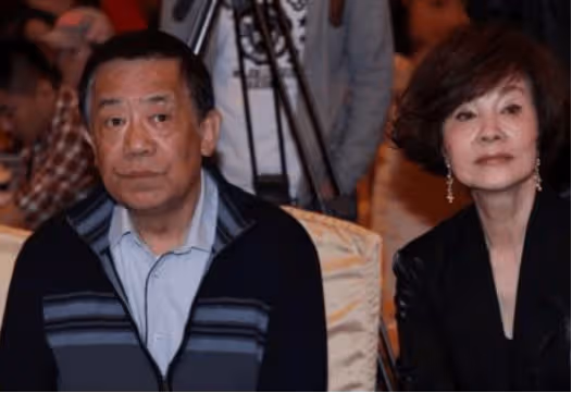 他是國家一級演員，拍戲賺的錢都上交妻子，退休後給子女買房