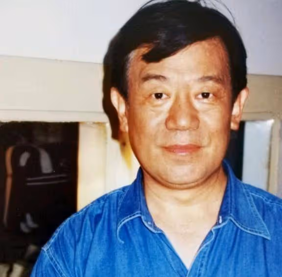 他是國家一級演員，拍戲賺的錢都上交妻子，退休後給子女買房