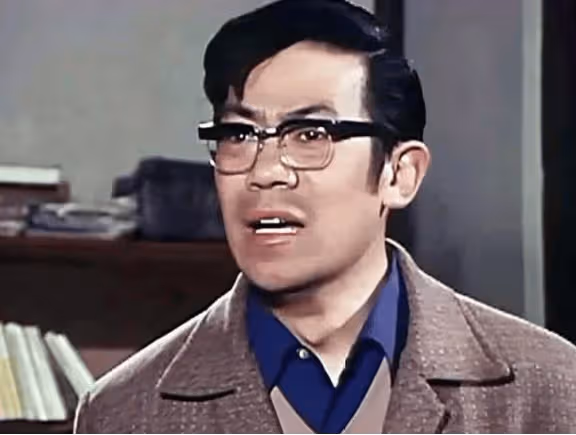 他是國家一級演員，拍戲賺的錢都上交妻子，退休後給子女買房