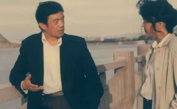 他是國家一級演員，拍戲賺的錢都上交妻子，退休後給子女買房