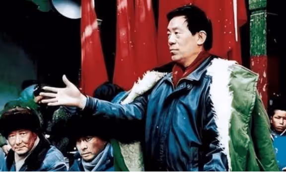 他是國家一級演員，拍戲賺的錢都上交妻子，退休後給子女買房