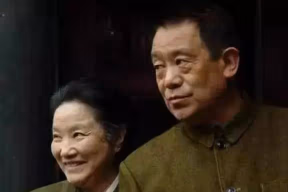他是國家一級演員，拍戲賺的錢都上交妻子，退休後給子女買房
