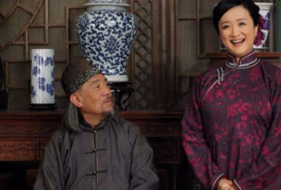 他是國家一級演員,拍戲賺的錢都上交妻子,退休後給子女買房