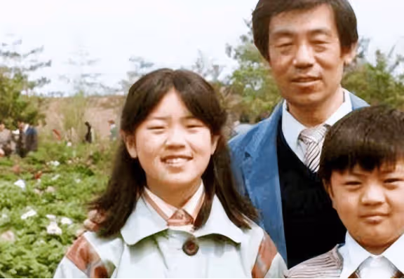 他是國家一級演員,拍戲賺的錢都上交妻子,退休後給子女買房