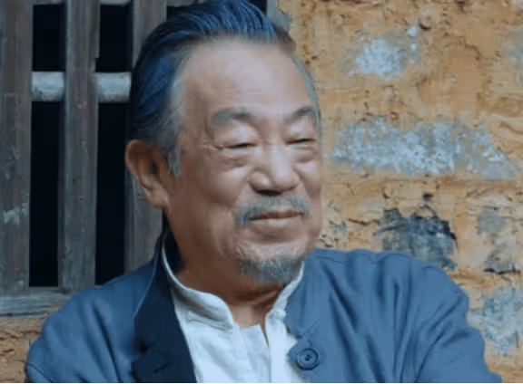 他是國家一級演員,拍戲賺的錢都上交妻子,退休後給子女買房