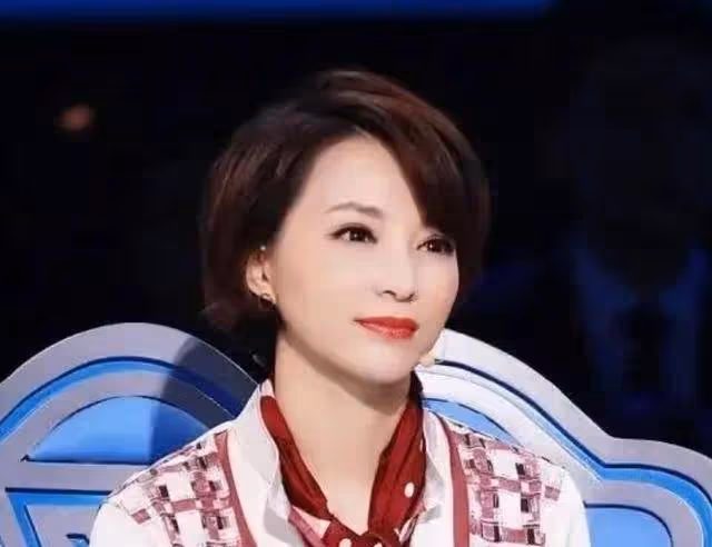 央視新聞一姐王端端:直播時公然落淚引爭議,45歲婚姻狀態成謎