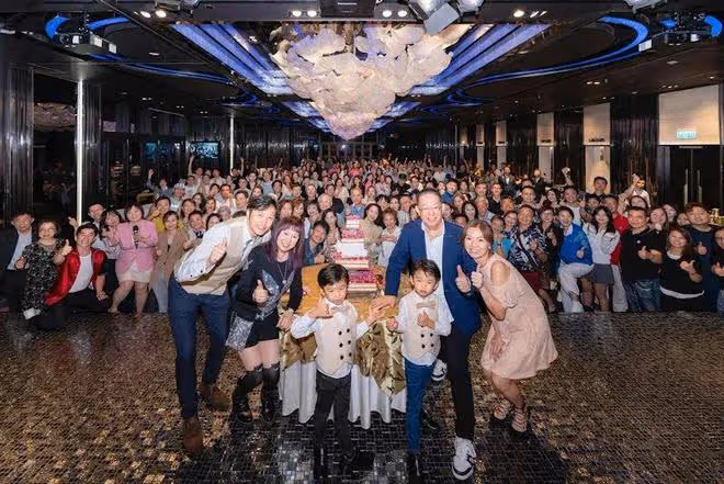 TVB金牌監製宣布榮休！視帝影帝上百藝人到賀，台慶都沒這排場