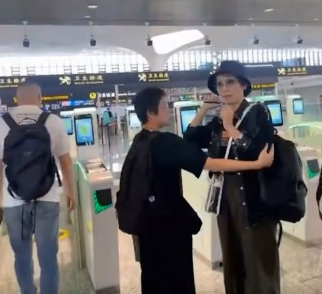 香港女星機場被破口大罵!大氣回應暖哭網友!男粉道歉被批不真誠
