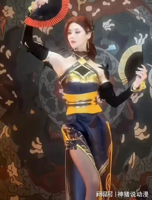 斗破蒼穹:雅妃cos來了,口叼摺扇,黑絲大長腿魅惑力拉滿,太美