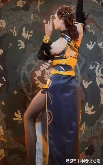 斗破蒼穹:雅妃cos來了,口叼摺扇,黑絲大長腿魅惑力拉滿,太美