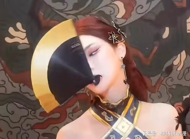 斗破蒼穹:雅妃cos來了,口叼摺扇,黑絲大長腿魅惑力拉滿,太美
