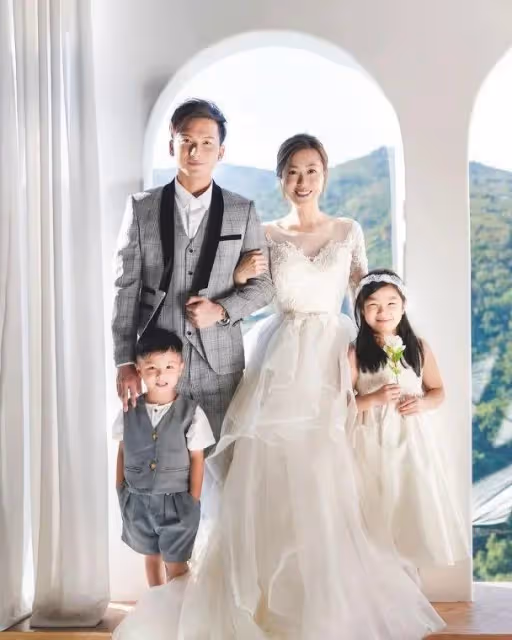 TVB男歌手對港姐太太一見鍾情,贊對方是女神,婚後育一對子女極幸福