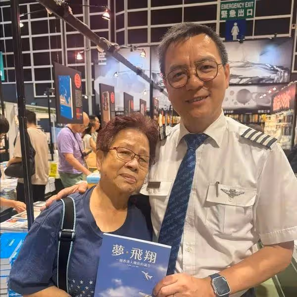 TVB女藝人飛機師哥哥出書全家支持，曾打散工資助其追夢：是應該的