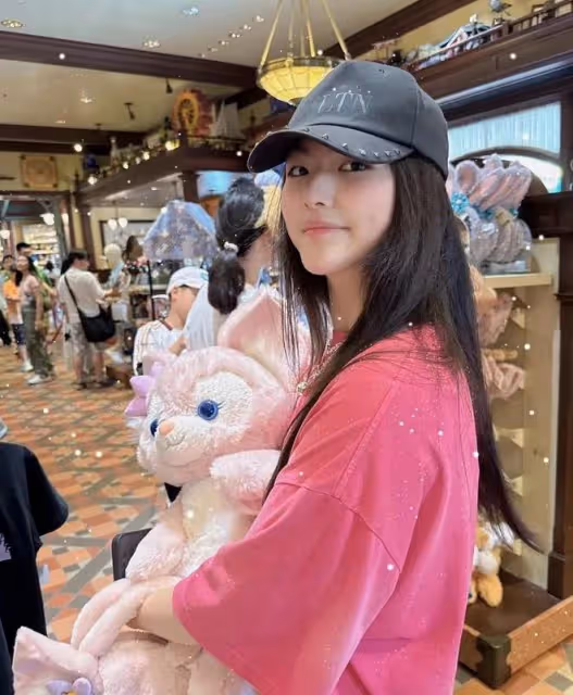 李湘曬王詩齡的暑期日常,在迪士尼散發青春活力,小公主變漂亮了