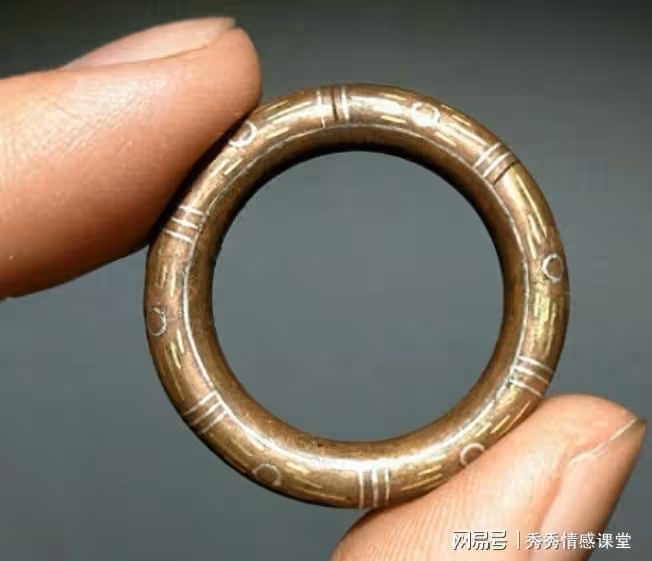 男子撿到個銅環送給妻子當戒指，幾天後，有人上門說：五萬賣給我