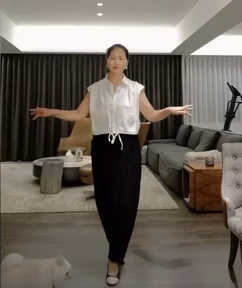 大S帶孩子在韓國過暑假,保姆在台北豪宅里跳舞,生活很愜意
