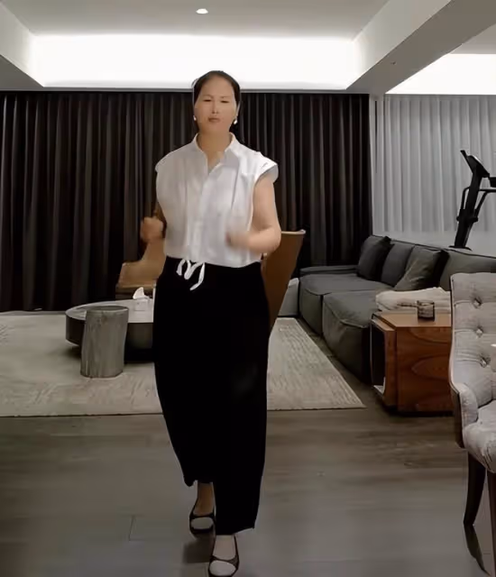 大S帶孩子在韓國過暑假,保姆在台北豪宅里跳舞,生活很愜意