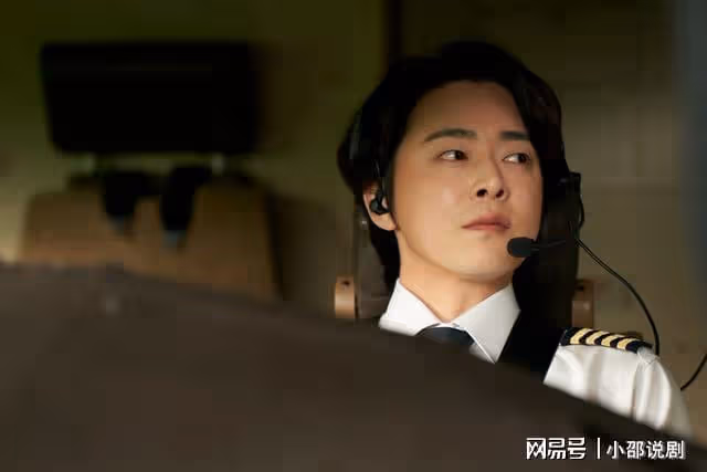 韓影《變身機長》曹政奭假男扮女裝自認超美,連申承浩也小鹿亂撞