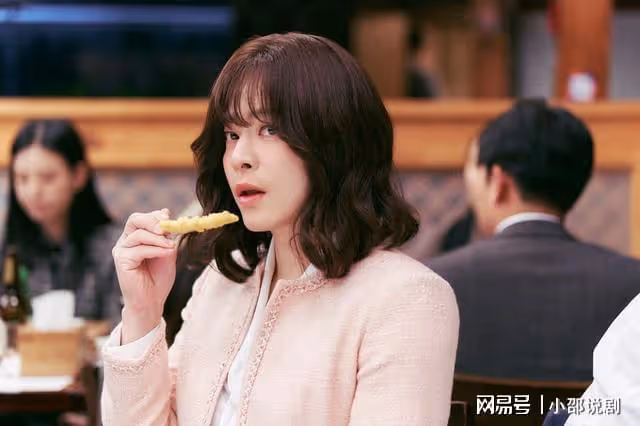 韓影《變身機長》曹政奭假男扮女裝自認超美,連申承浩也小鹿亂撞