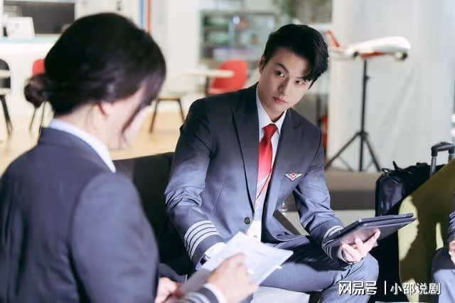 韓影《變身機長》曹政奭假男扮女裝自認超美，連申承浩也小鹿亂撞