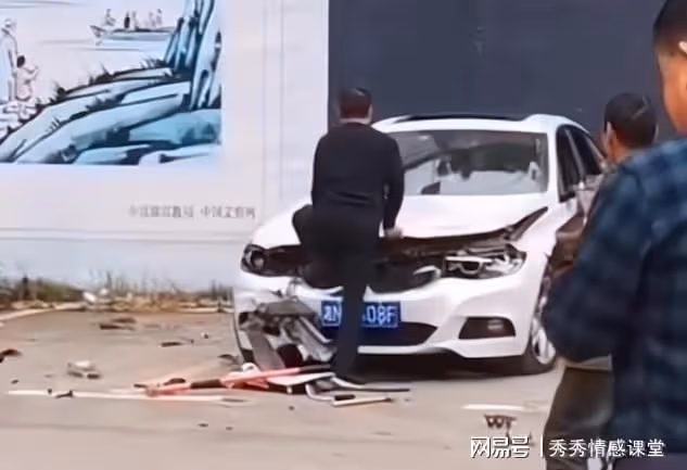 丁克18年,我42歲懷孕,沒想到老公侄子知道後,砸了我200萬的車