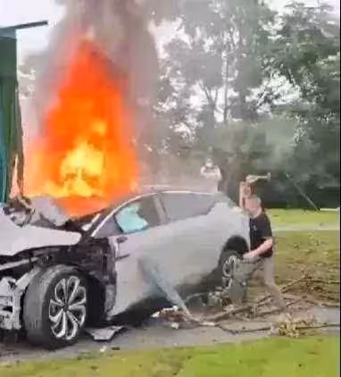 電動車燃爆起火！女駕駛「打不開車門」不幸喪命，身分被挖出「是漂亮大咖」老公知名富豪