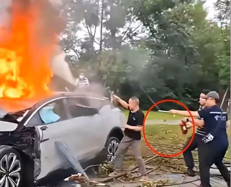 電動車燃爆起火！女駕駛「打不開車門」不幸喪命，身分被挖出「是漂亮大咖」老公知名富豪