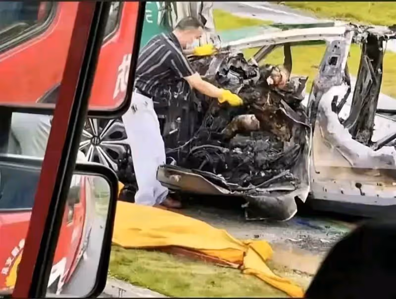 電動車燃爆起火！女駕駛「打不開車門」不幸喪命，身分被挖出「是漂亮大咖」老公知名富豪