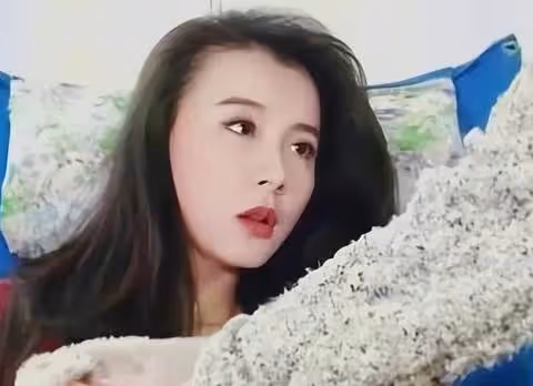 照片中的兩大美女，左邊是陳德容，右邊這位是誰呀？顏值豔壓陳德容，看起來比她更有氣質