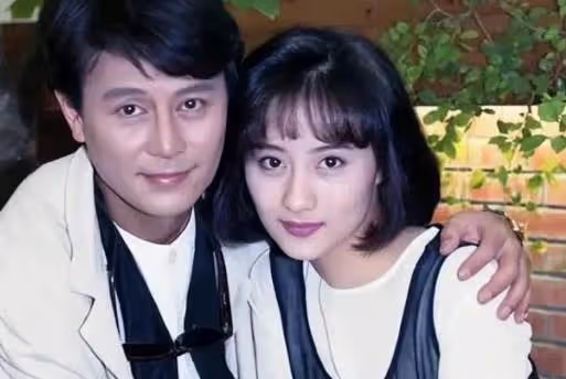 照片中的兩大美女，左邊是陳德容，右邊這位是誰呀？顏值豔壓陳德容，看起來比她更有氣質
