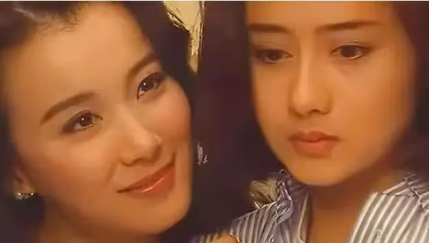 照片中的兩大美女，左邊是陳德容，右邊這位是誰呀？顏值豔壓陳德容，看起來比她更有氣質