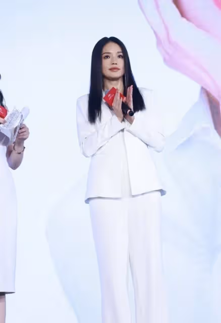 舒淇也老大不小了，穿職業裝很有OL風格，一頭直發氣場好強