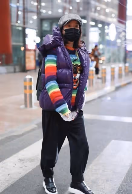 作為鳳凰傳奇的成員，玲花雖然很接地氣，但馬甲配髮帶還挺時髦的