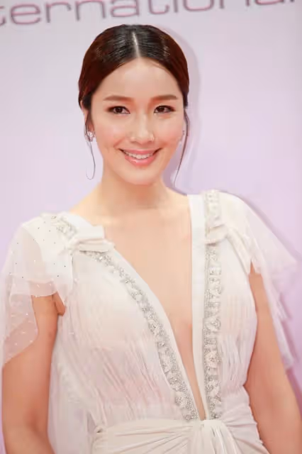 王祖藍的妻子身材沒得說，穿白色透視長裙，不僅成熟還很高貴