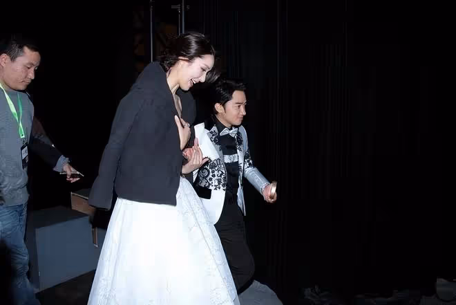 王祖藍的妻子身材沒得說，穿白色透視長裙，不僅成熟還很高貴