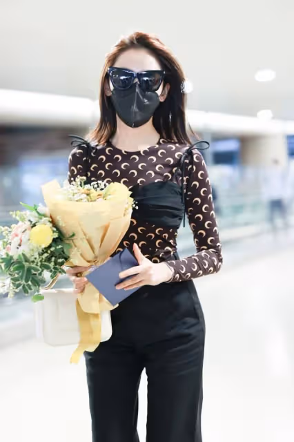 張天愛咋想的？還把bra穿在外面了，但這造型還真挺時髦的