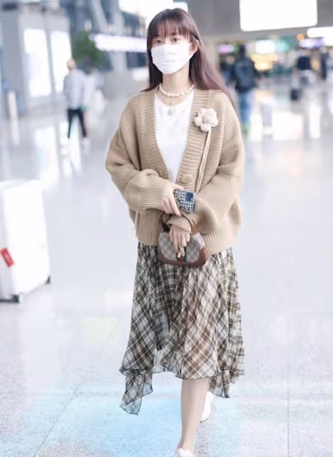孟子義雖然看著臉挺瘦的，但身上還挺有肉，穿禮服裙讓人移不開眼