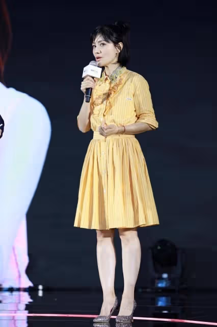 胡可穿白裙卻看著挺嫵媚，抹胸緊身裙秀出身材，淡妝也很精緻