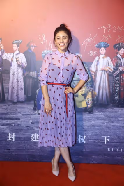 胡可穿白裙卻看著挺嫵媚，抹胸緊身裙秀出身材，淡妝也很精緻