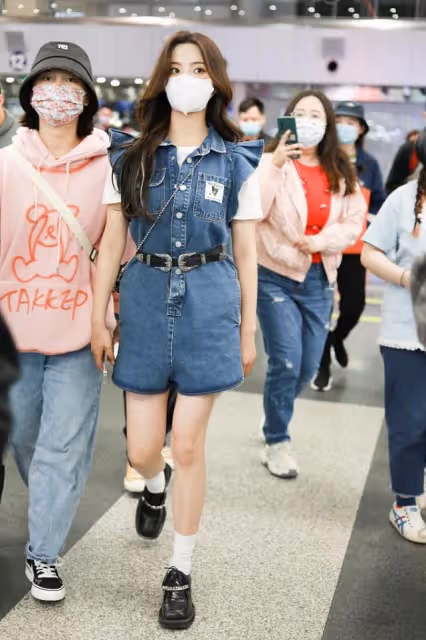 楊超越不愧是女團成員，這身材沒得說，穿高腰短褲顯得腿好長