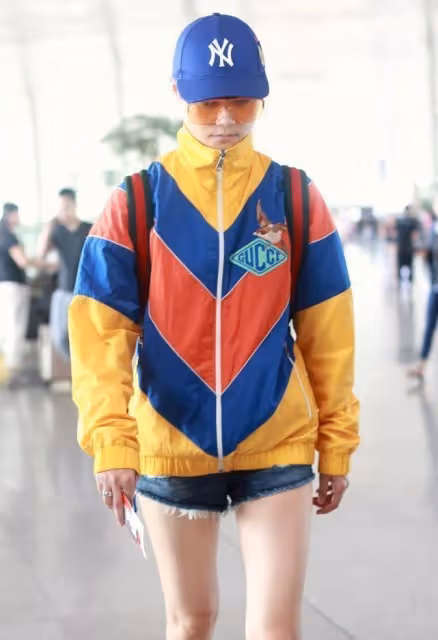 李宇春私下裡夠時髦的，彩色衝鋒衣配短褲，不僅酷帥還很俏皮