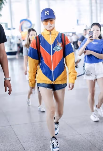 李宇春私下裡夠時髦的，彩色衝鋒衣配短褲，不僅酷帥還很俏皮