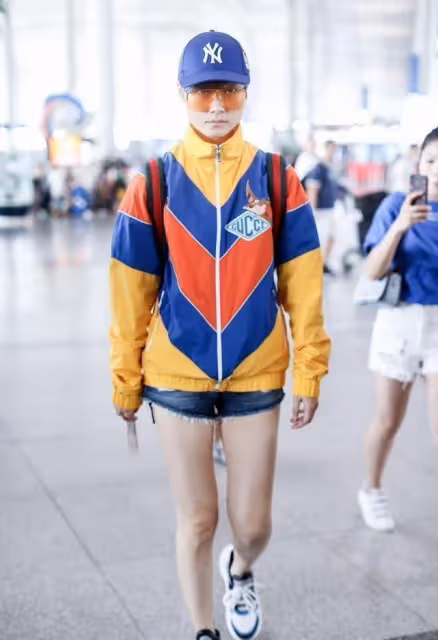 李宇春私下裡夠時髦的，彩色衝鋒衣配短褲，不僅酷帥還很俏皮