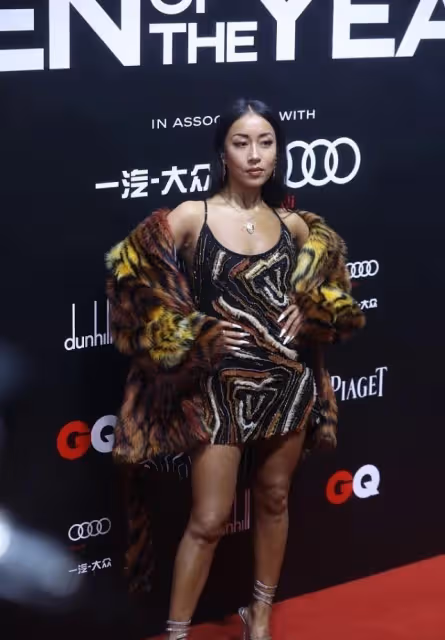 吉克雋逸真是黑皮辣妹，穿孔雀藍弔帶裙好靈動，滿滿的「夜店風」