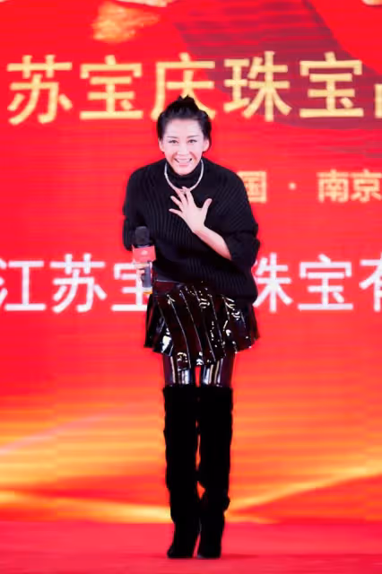 許晴雖然保養挺好,但穿衣還是很「中年」的,黑毛衣配皮裙真復古