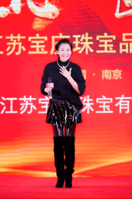 許晴雖然保養挺好,但穿衣還是很「中年」的,黑毛衣配皮裙真復古