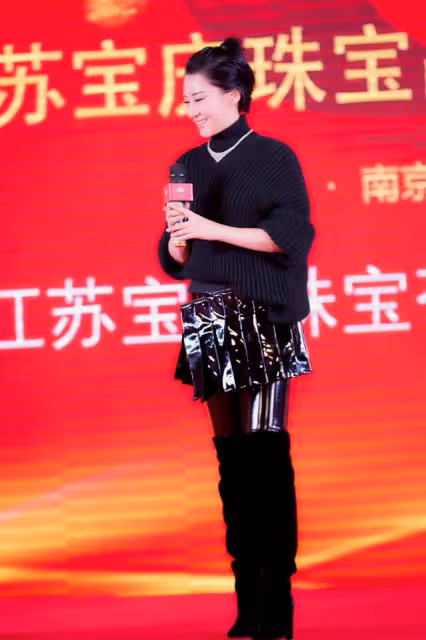 許晴雖然保養挺好,但穿衣還是很「中年」的,黑毛衣配皮裙真復古