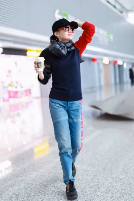 許晴雖然保養挺好,但穿衣還是很「中年」的,黑毛衣配皮裙真復古